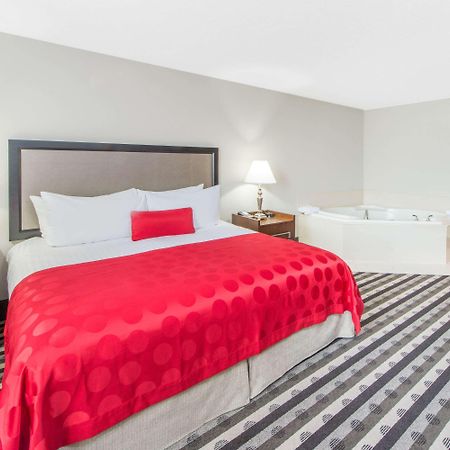 Готель Ramada By Wyndham Springfield North Екстер'єр фото