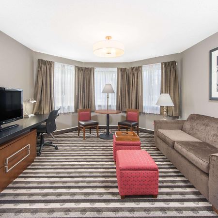 Готель Ramada By Wyndham Springfield North Екстер'єр фото