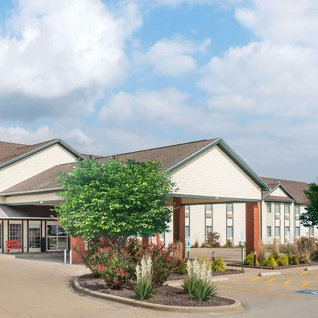 Готель Ramada By Wyndham Springfield North Екстер'єр фото