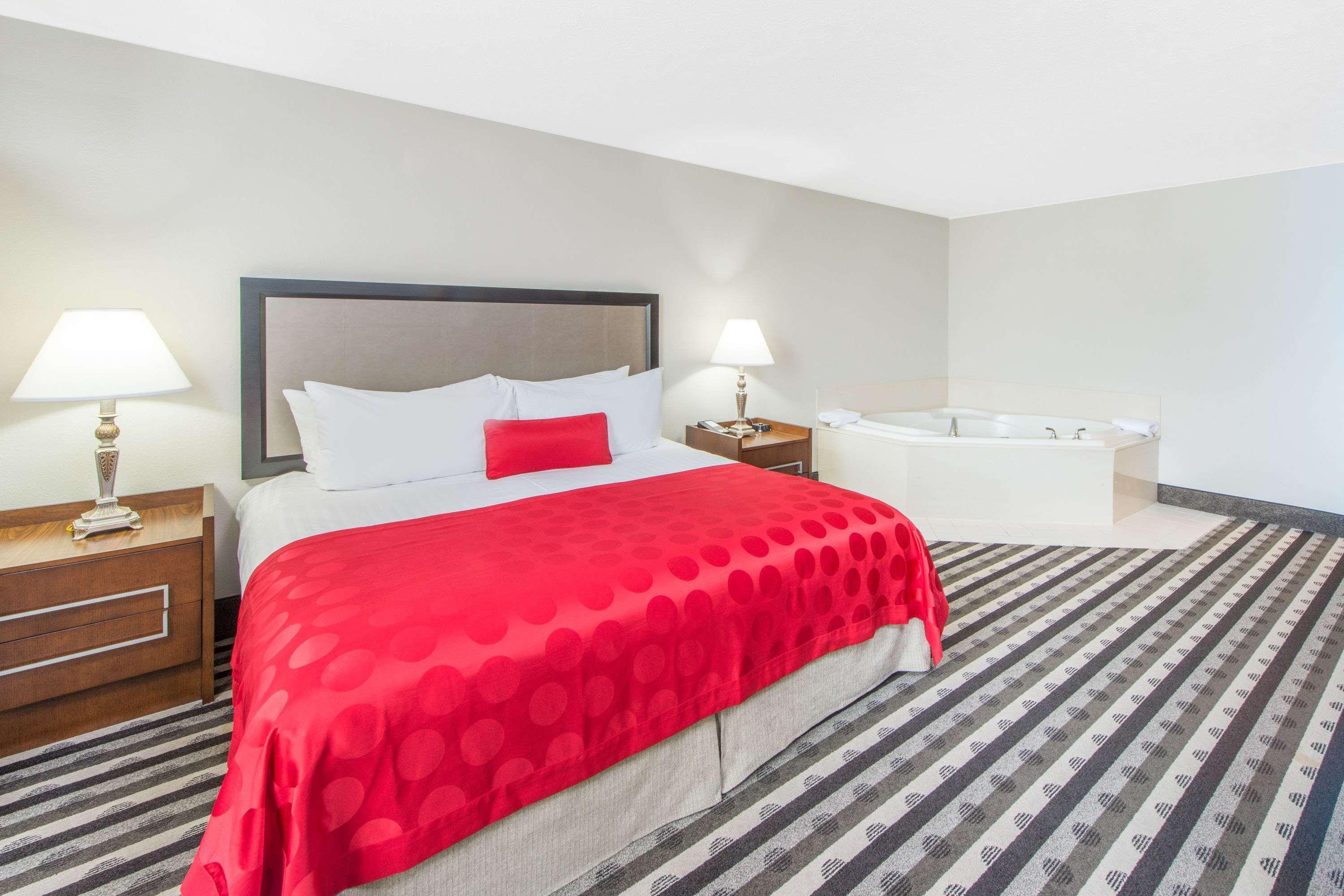 Готель Ramada By Wyndham Springfield North Екстер'єр фото