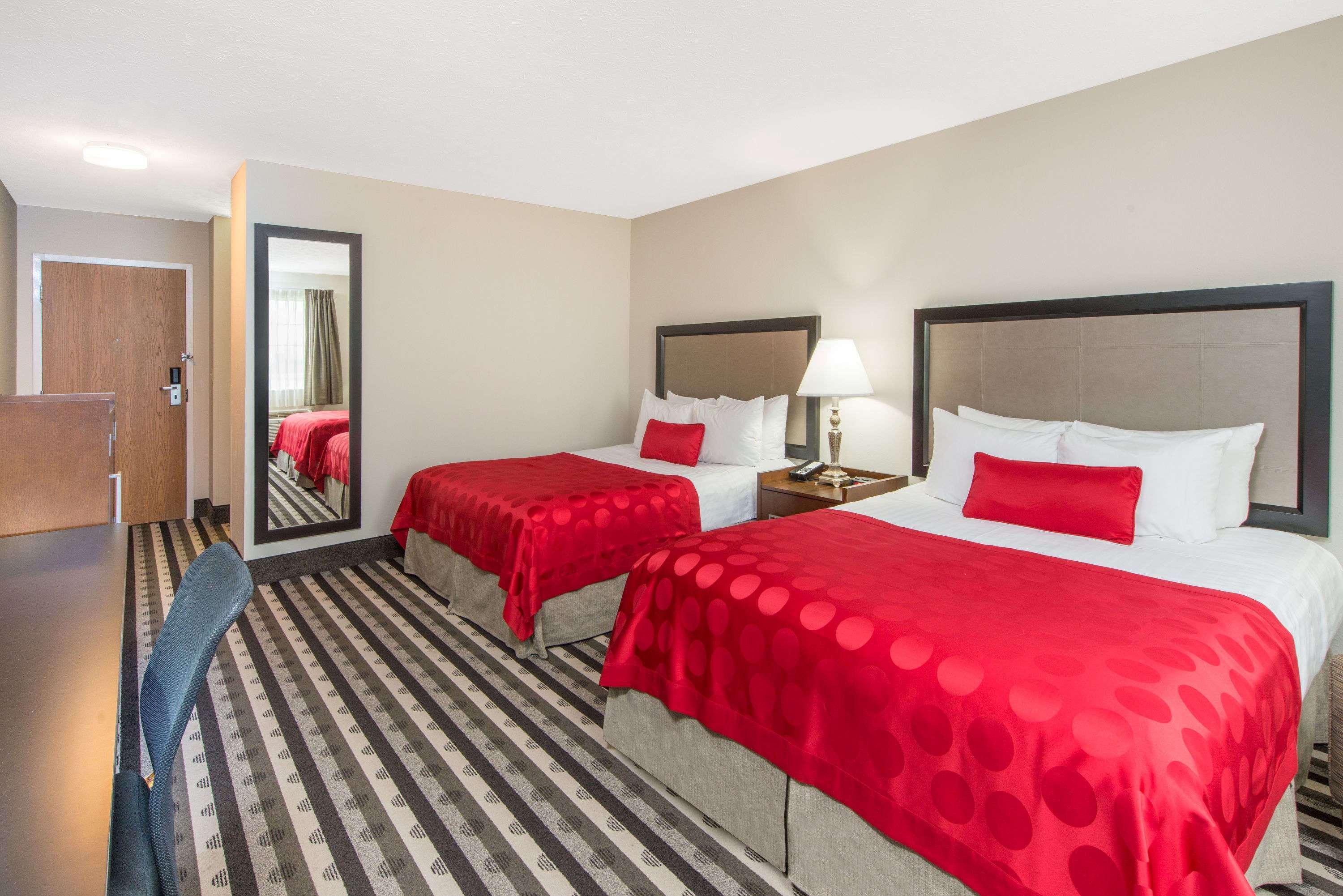 Готель Ramada By Wyndham Springfield North Екстер'єр фото