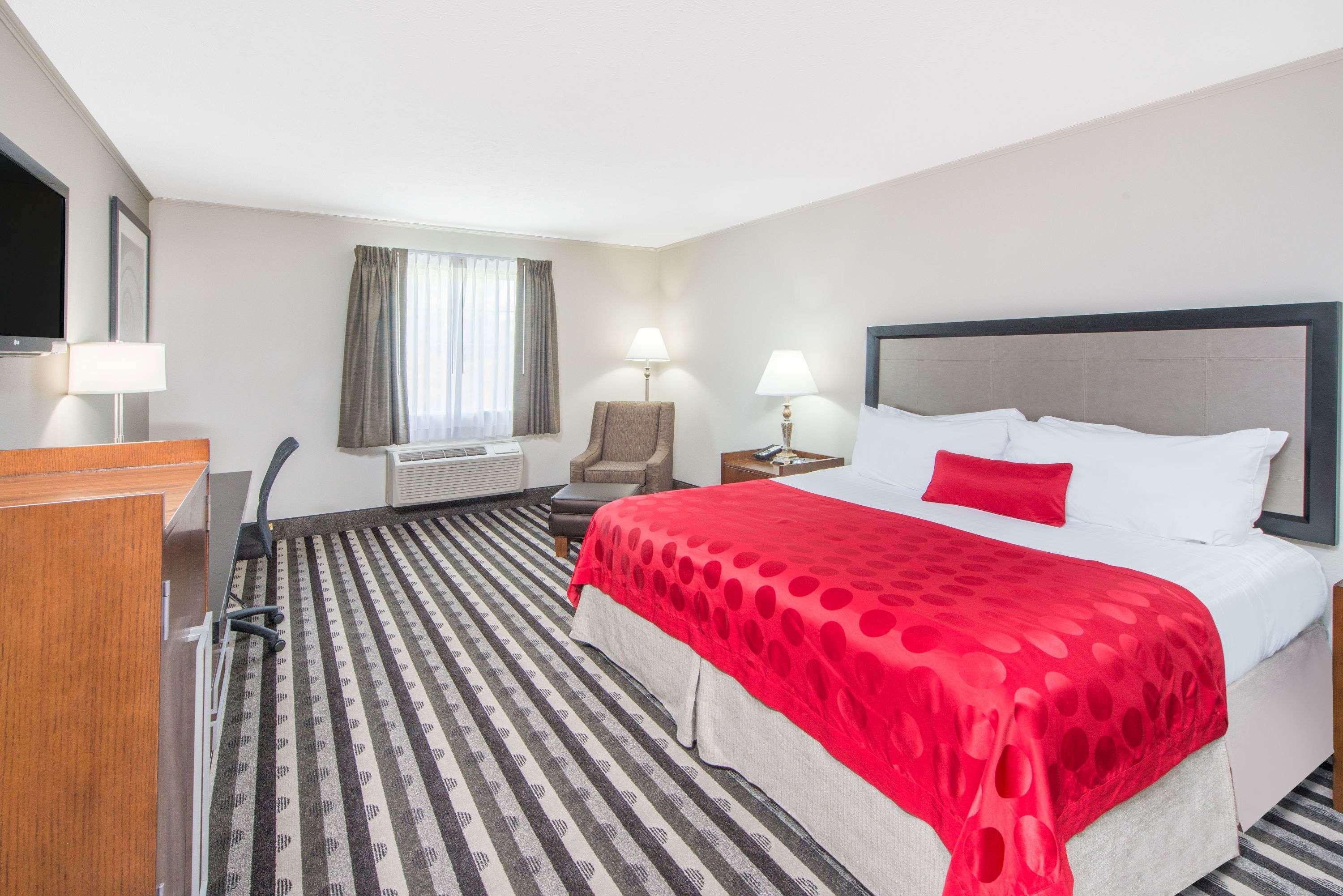 Готель Ramada By Wyndham Springfield North Екстер'єр фото