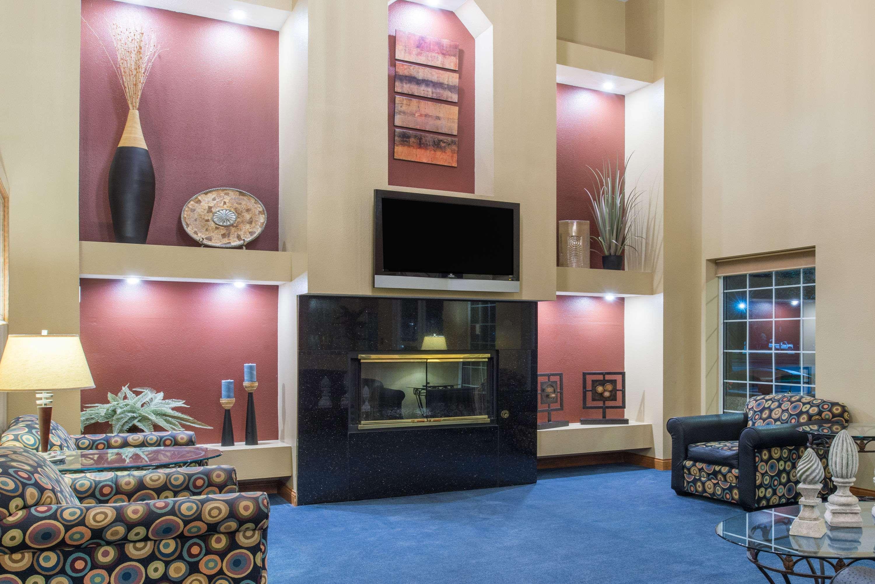 Готель Ramada By Wyndham Springfield North Екстер'єр фото