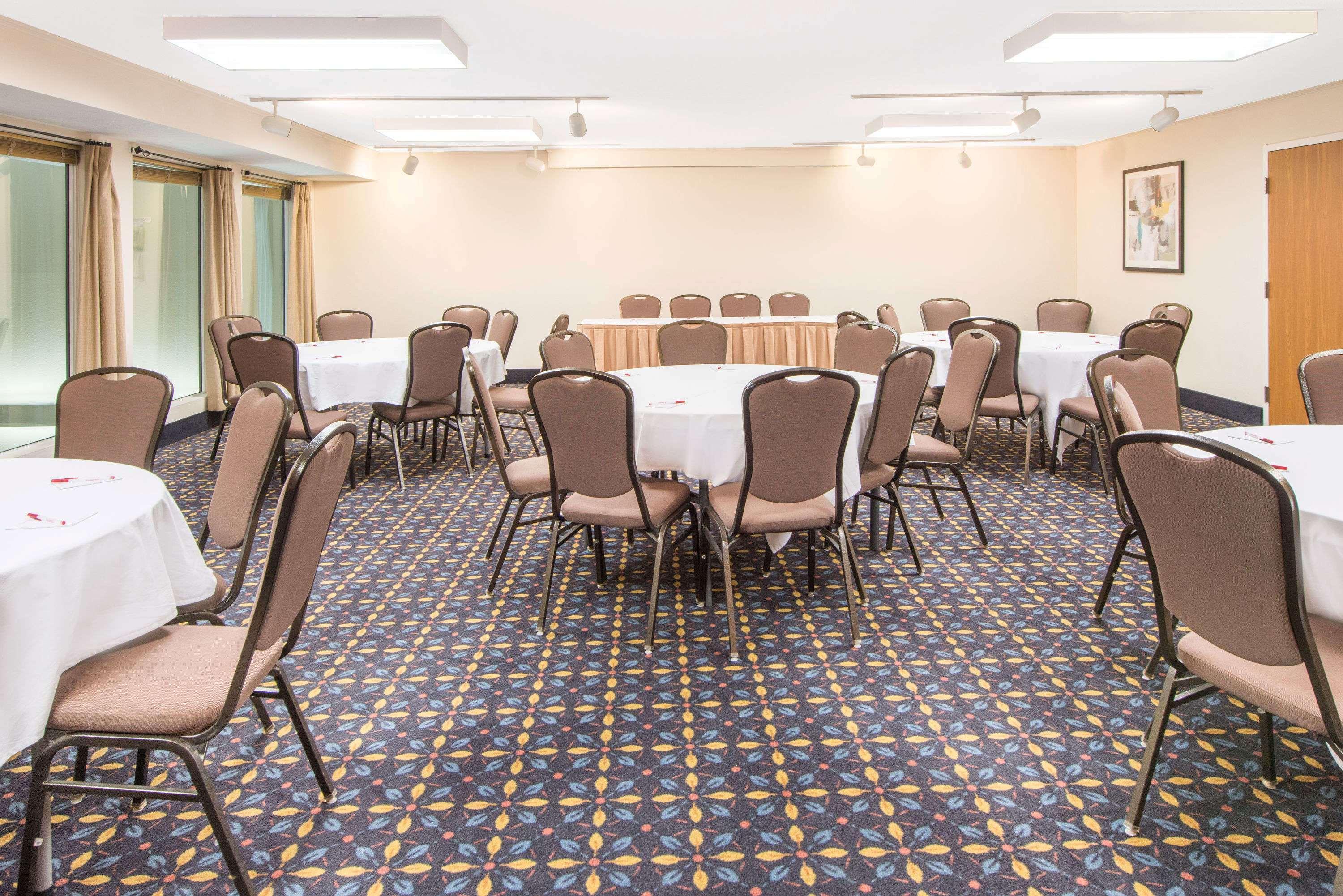 Готель Ramada By Wyndham Springfield North Екстер'єр фото