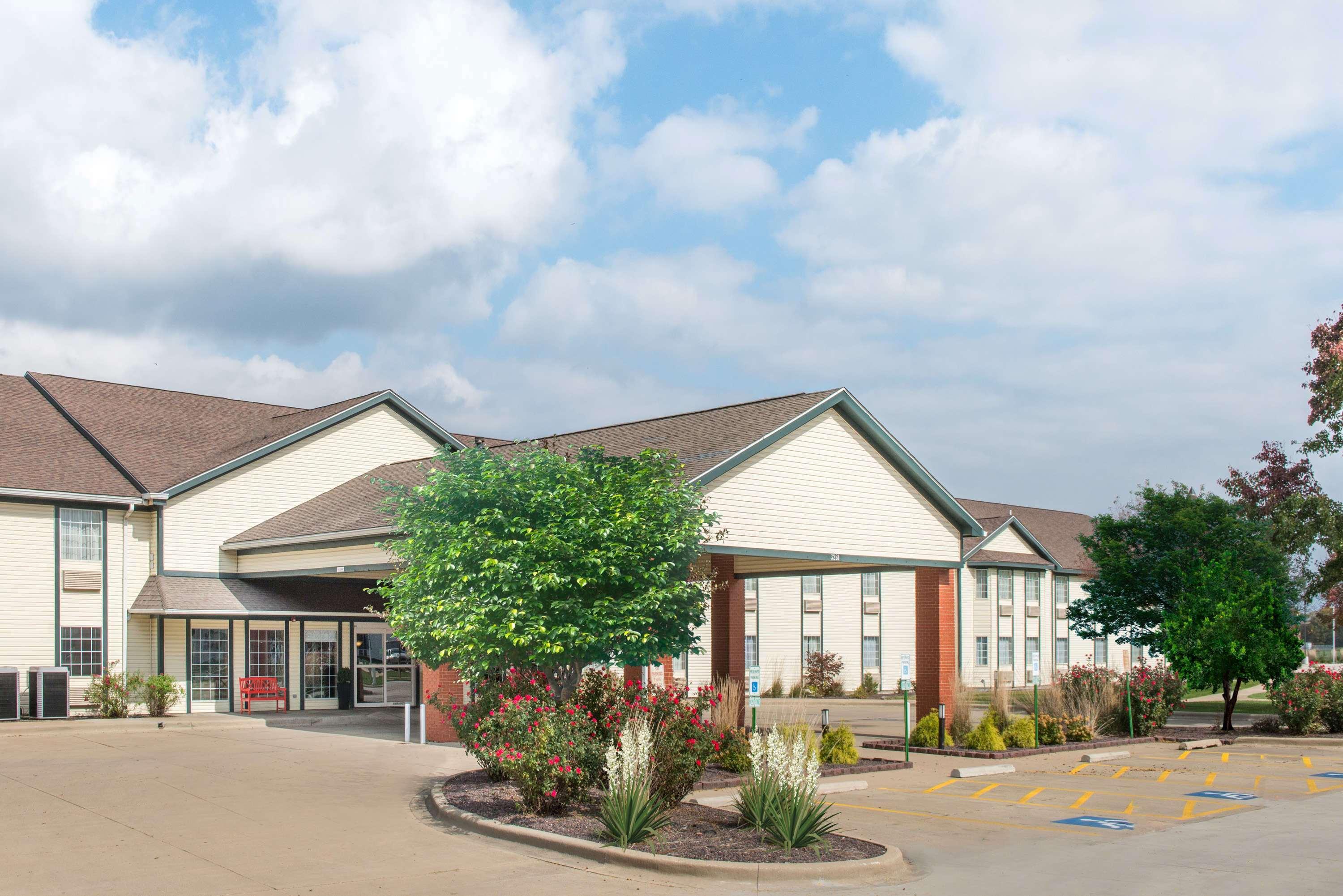 Готель Ramada By Wyndham Springfield North Екстер'єр фото