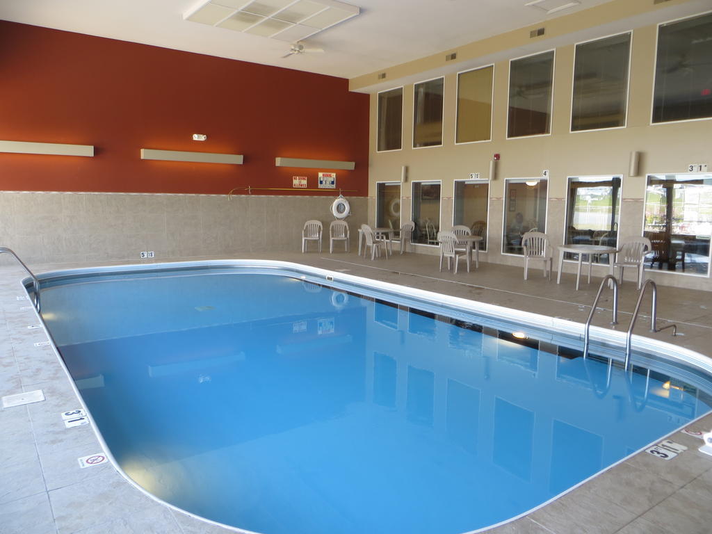 Готель Ramada By Wyndham Springfield North Екстер'єр фото